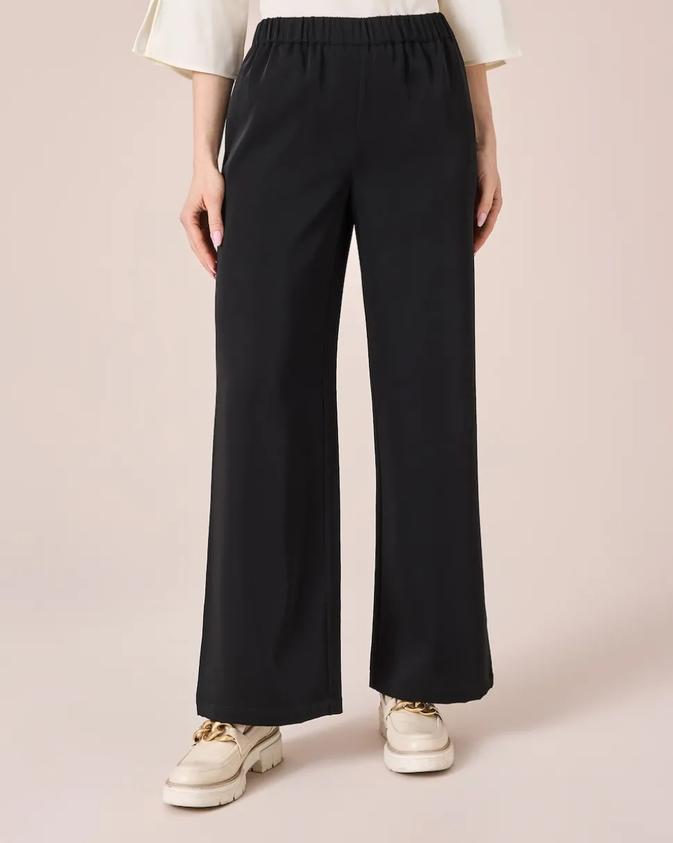 Schlupfhose mit ausgestelltem Bein